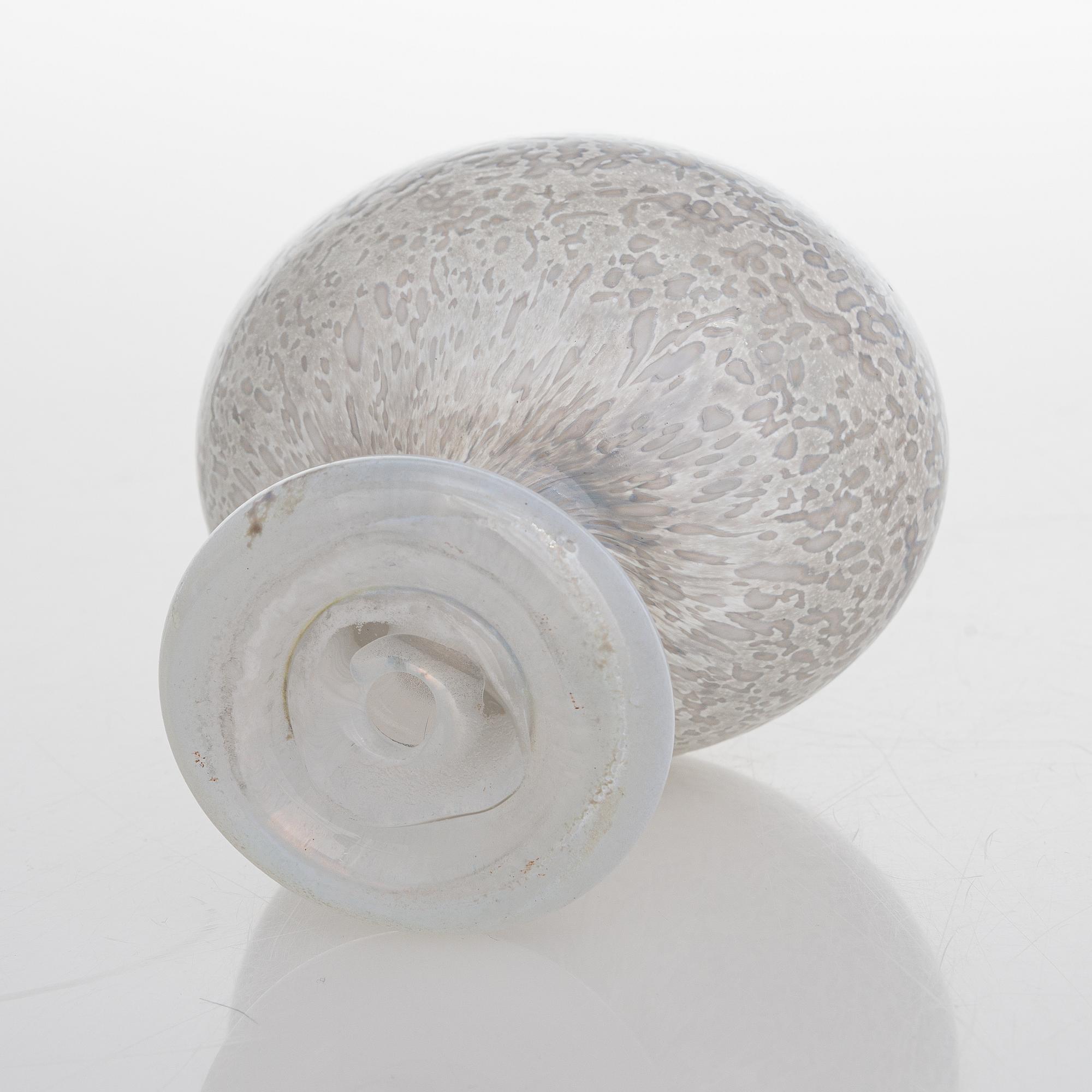 Oiva Toikka, A glass bird, signed O. Toikka Nuutajärvi.
