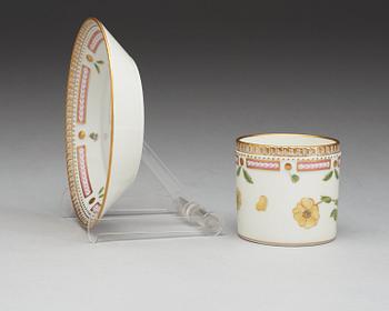 KAFFEKOPPAR med FAT, 12 stycken, porslin. "Flora Danica", Kungl. Dansk, 1900-tal.