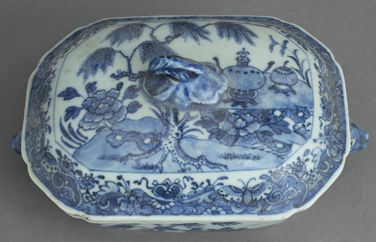 SMÖRTERRIN, porslin, Kina, Qianlong (1736-95).