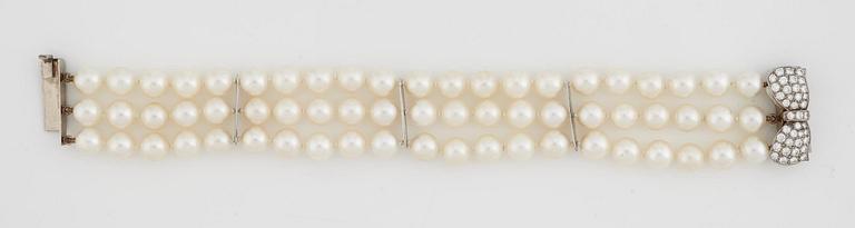 ARMBAND, tre rader odlade pärlor, lås med 39 briljantslipade diamanter totalt 1.64 ct.