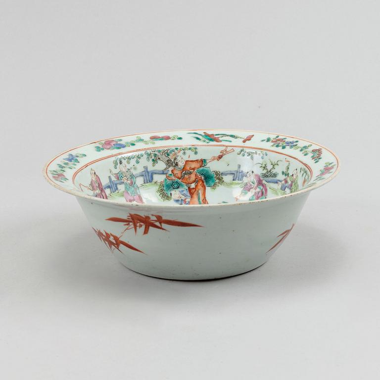 A famille rose basin, Qing dynasty, circa 1900.