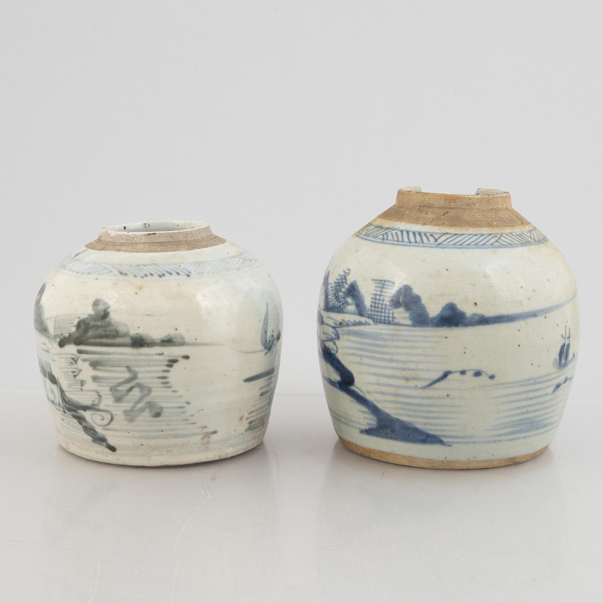 Two Chinese blue and white jars, late Qing dynasty, 19th century.