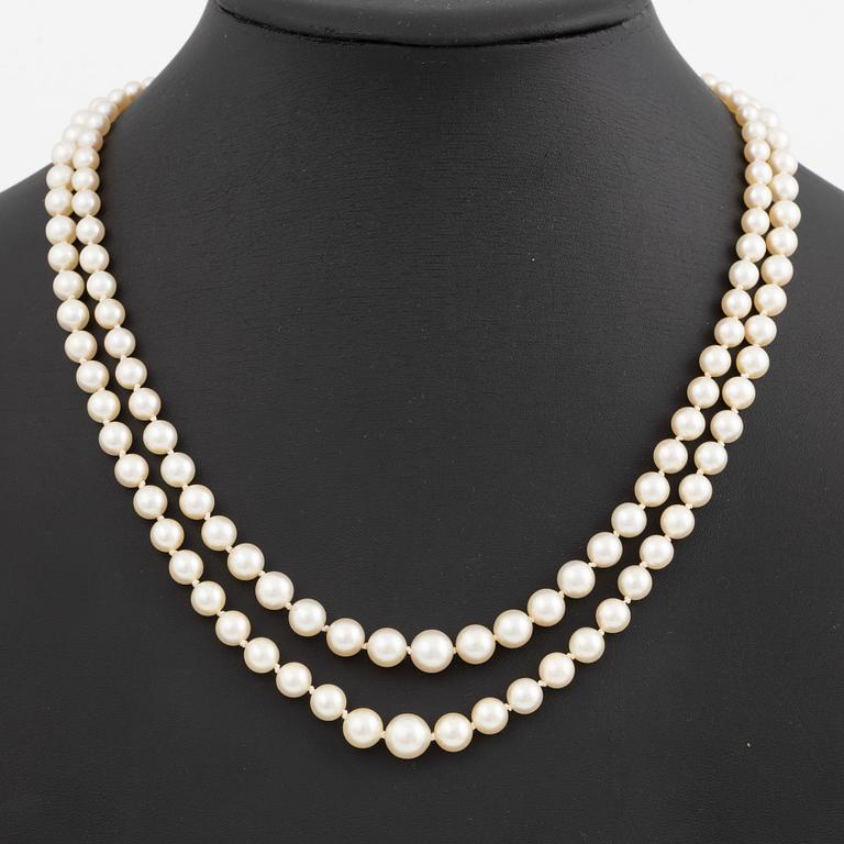 Necklace two rows of cultured pearls clasp 18K gold with a cultured pearl.
