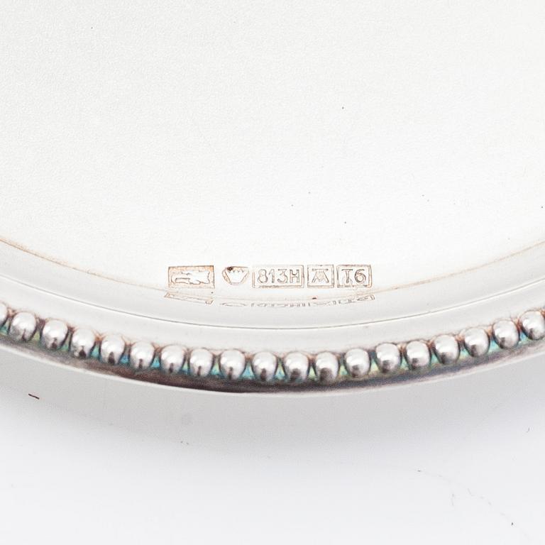 Coasters, 12 st, silver, Finland 1948-50 och coasters för vinflaska, 2 st, försilvrade, England.