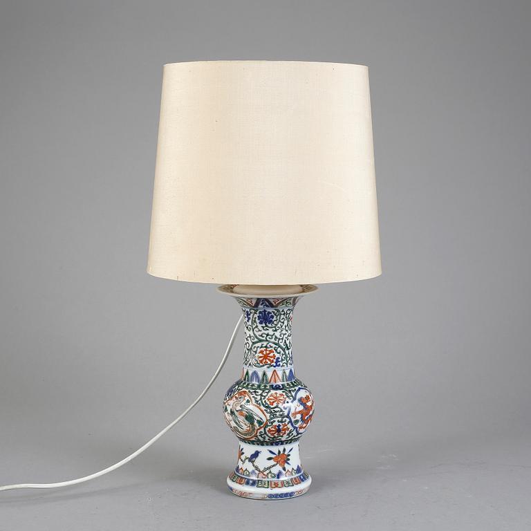BORDSLAMPA/VAS, porslin, Kina, 1900-tal.