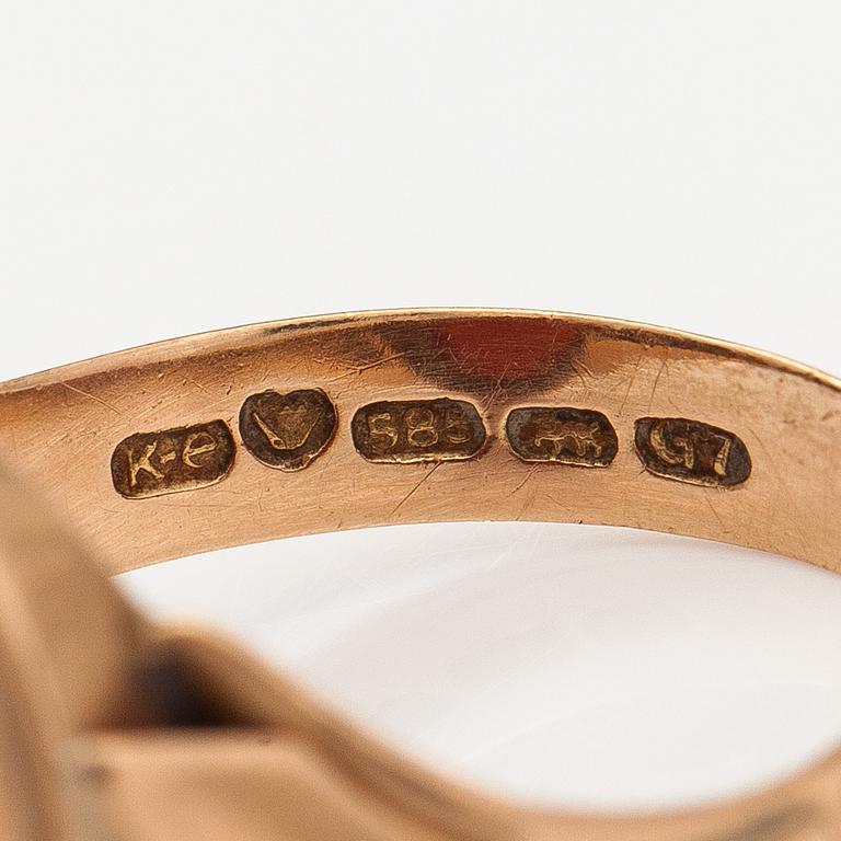 A 14K gold ring with a carneol. Korutuote, Heinola 1960.