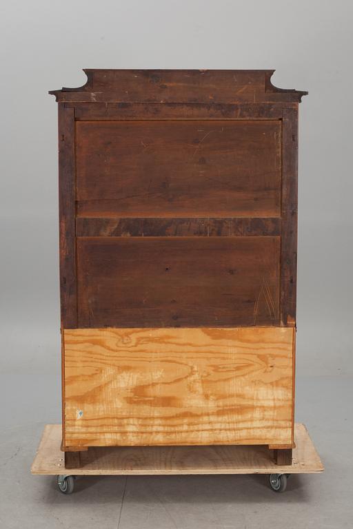 CHIFFONJÉ, nyrenässans. 1800-talets andra hälft.