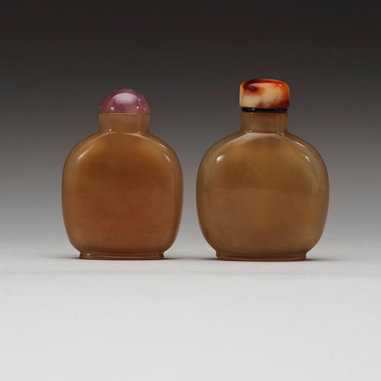 Two agath snuff bottles, Qing dynasty,, 19th century.