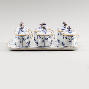 CREMEKOPPAR OCH BRICKA, 10 delar, porslin, "Musselmalet",  Royal Copenhagen.