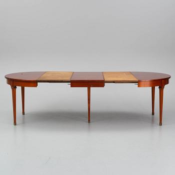 A late 20th century dining table. 3 leaves included.