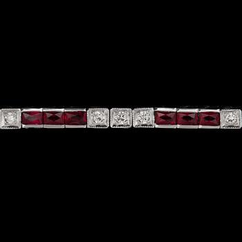 1211. A facett cut ruby bracelet, 2.85 cts set with single-cut diamonds tot. 0.75 ct.