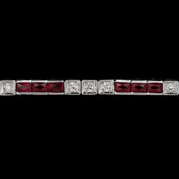 ARMBAND, fasettslipade rubiner 2.85 ct och åttkantslipade diamanter 0,75 ct.