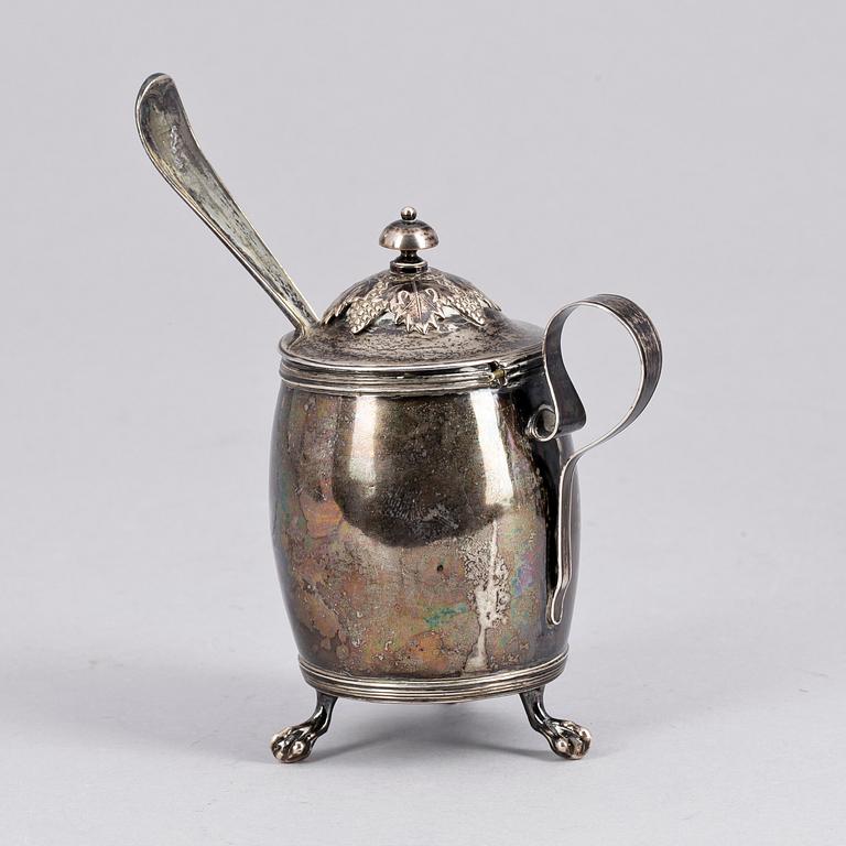 SENAPSKANNA, silver Carl Petter Lampa,Stockholm, 1820. Ca 145 gr.