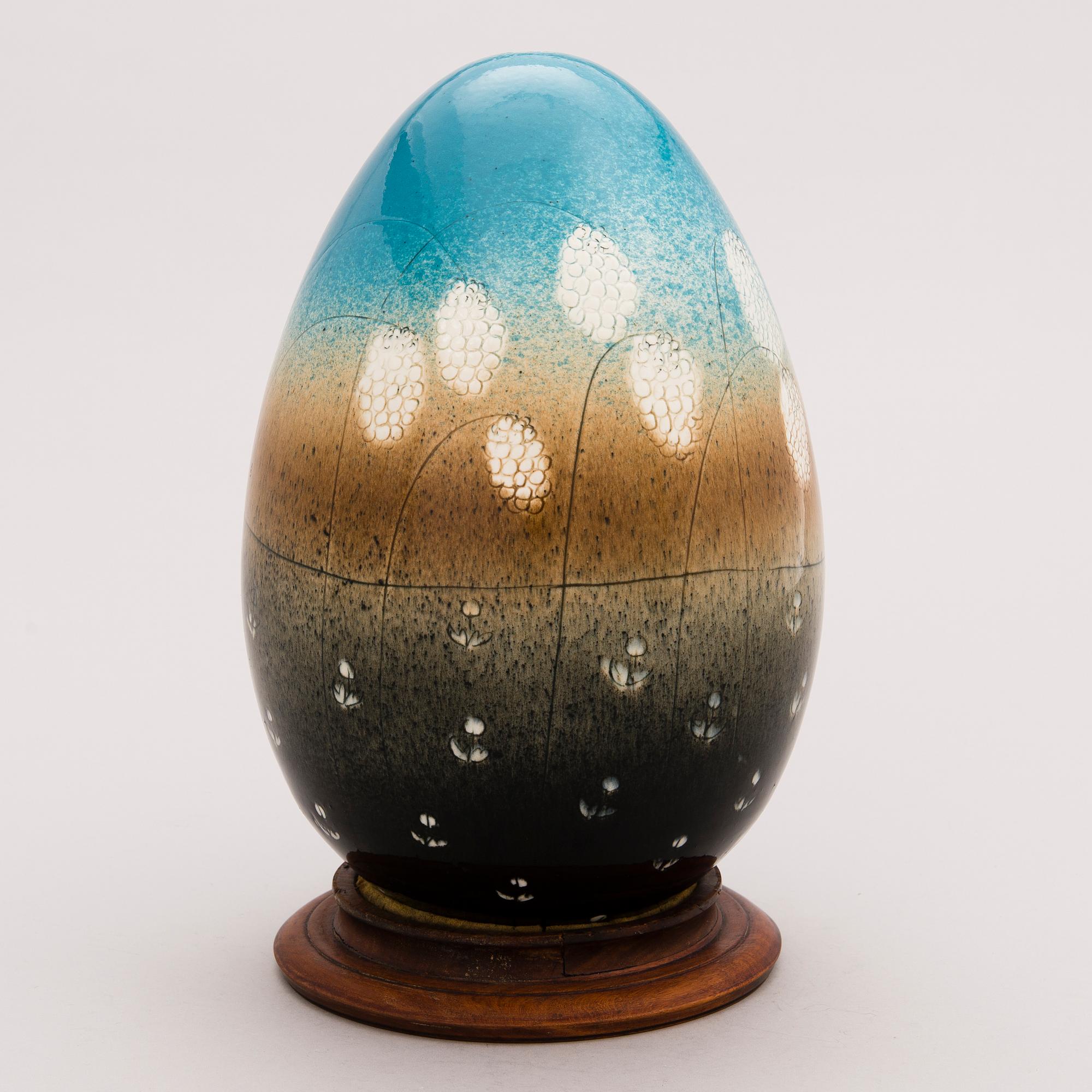 HELJÄ LIUKKO-SUNDSTRÖM, A decorative porcelain egg signed Heljä Liukko-Sundström, Arabia.