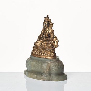 Amittayus, förgylld brons, sockel av nefrit. Tibetokinesisk, semt 1800-tal.