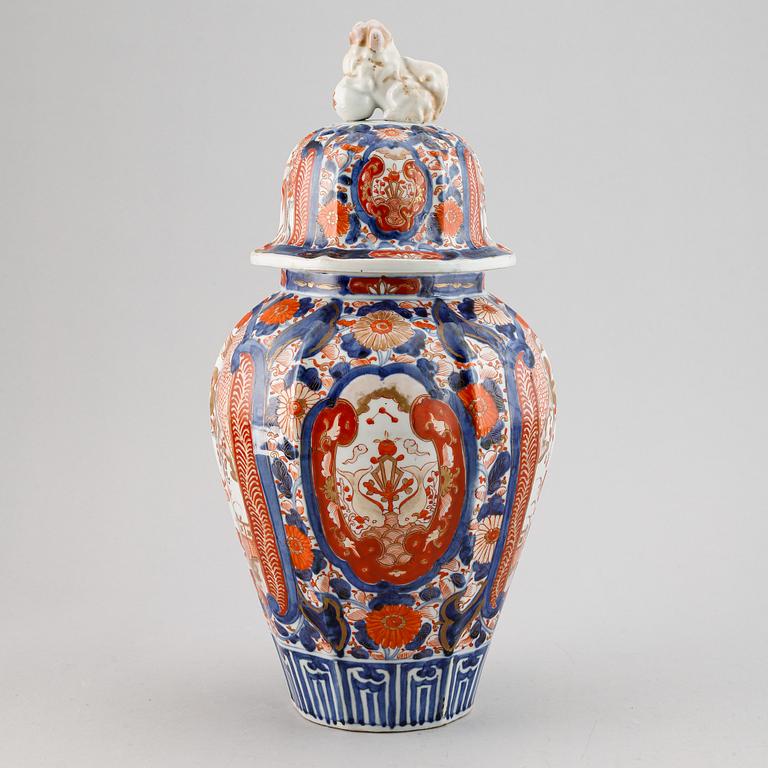 An Imari jar with cover, Meiji period (1868-1912).