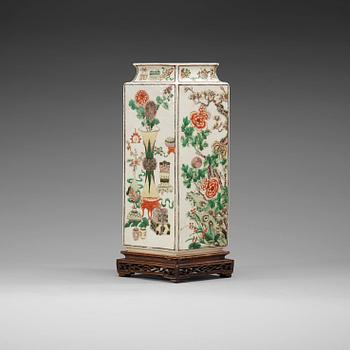 1651. A famille verte vase, late Qing dynasty (1644-1912).