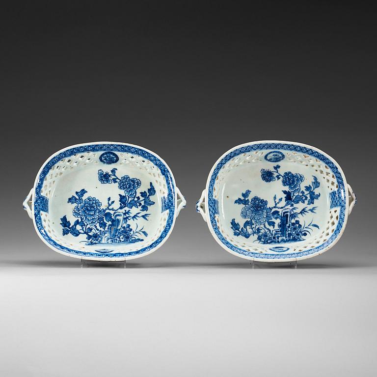 GALLERKORGAR, ett par, kompaniporslin. Qing dynastin, Qianlong (1736-95).