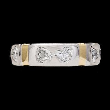 141. RING, heart cut diamonds, tot. app. 2.50 cts.