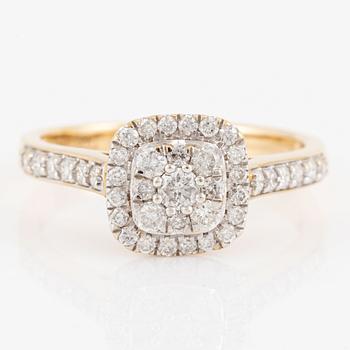 Ring in 18K gold set with round brilliant-cut diamonds.