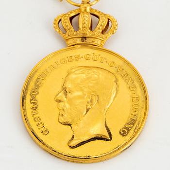 MEDALJ, guld, 18 k, Kungliga patriotiska sällskapet, "För långvarig trogen tjänst", 1944.