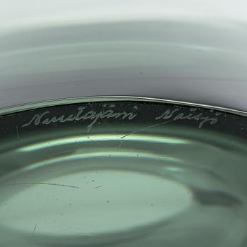 A green Kaj Franck glass vase model 407, signed Nuutajärvi Notsjö.
