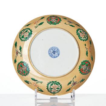 Skål samt fat, porslin. Qingdynastin, Kangxi (1662-1722).