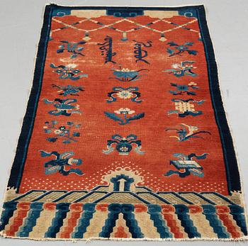 A pillar rug, an antique Chinese, late Qing dynasty, around 1900, ca 178-180,5 x 92-93,5 cm.