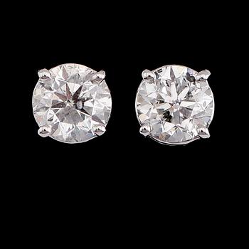 ÖRHÄNGEN, 1 par, 18 k vitguld, solitära briljantslipade diamanter tot ca 1.86 ct.