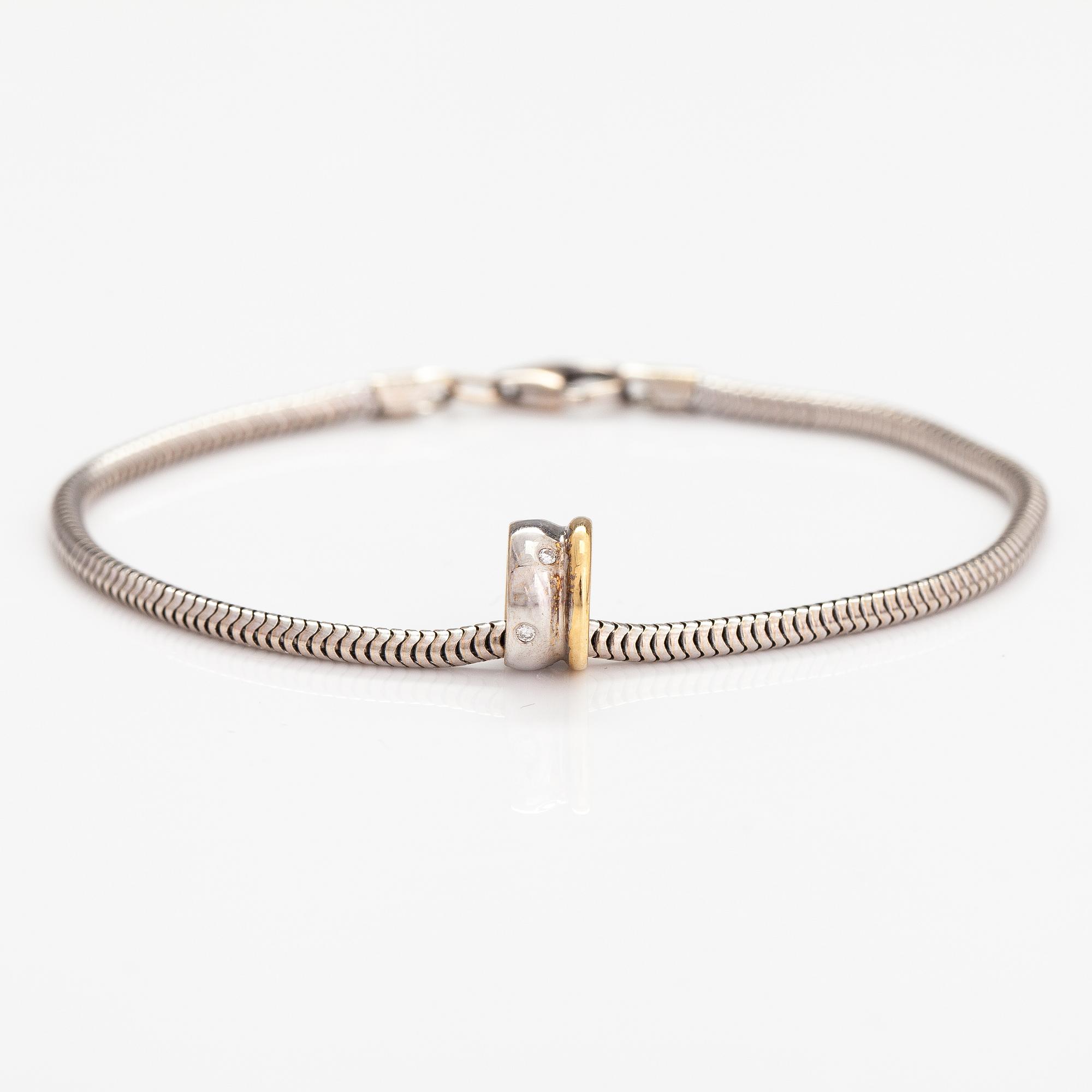 A 14K white and yellow gold bracelet with diamonds ca. 0.03 ct in total.