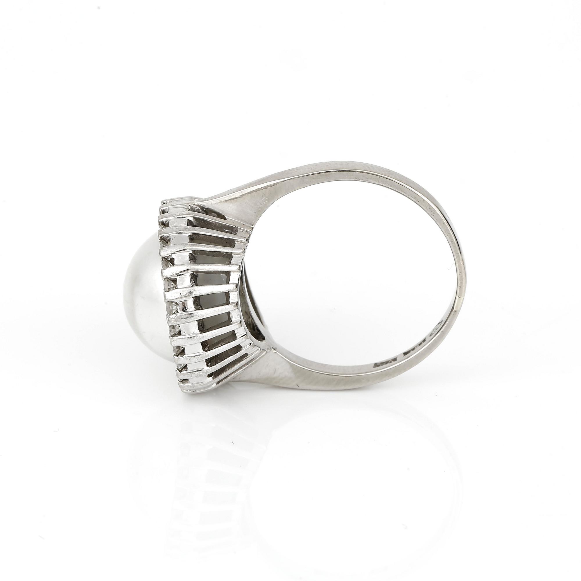 RING, med odlad pärla och briljantslipade diamanter totalt ca 0,36 ct, Markströms, Uppsala, 1971.