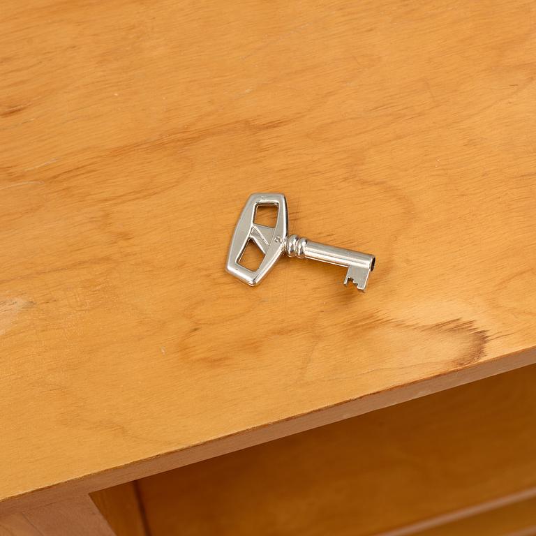 A bookcase with cabinet, AB Gunnars Fabriker, Sävsjö, 1930s/40s.