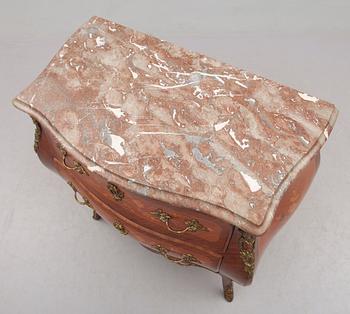 BYRÅ, rokokostil, 1900-talets mitt.