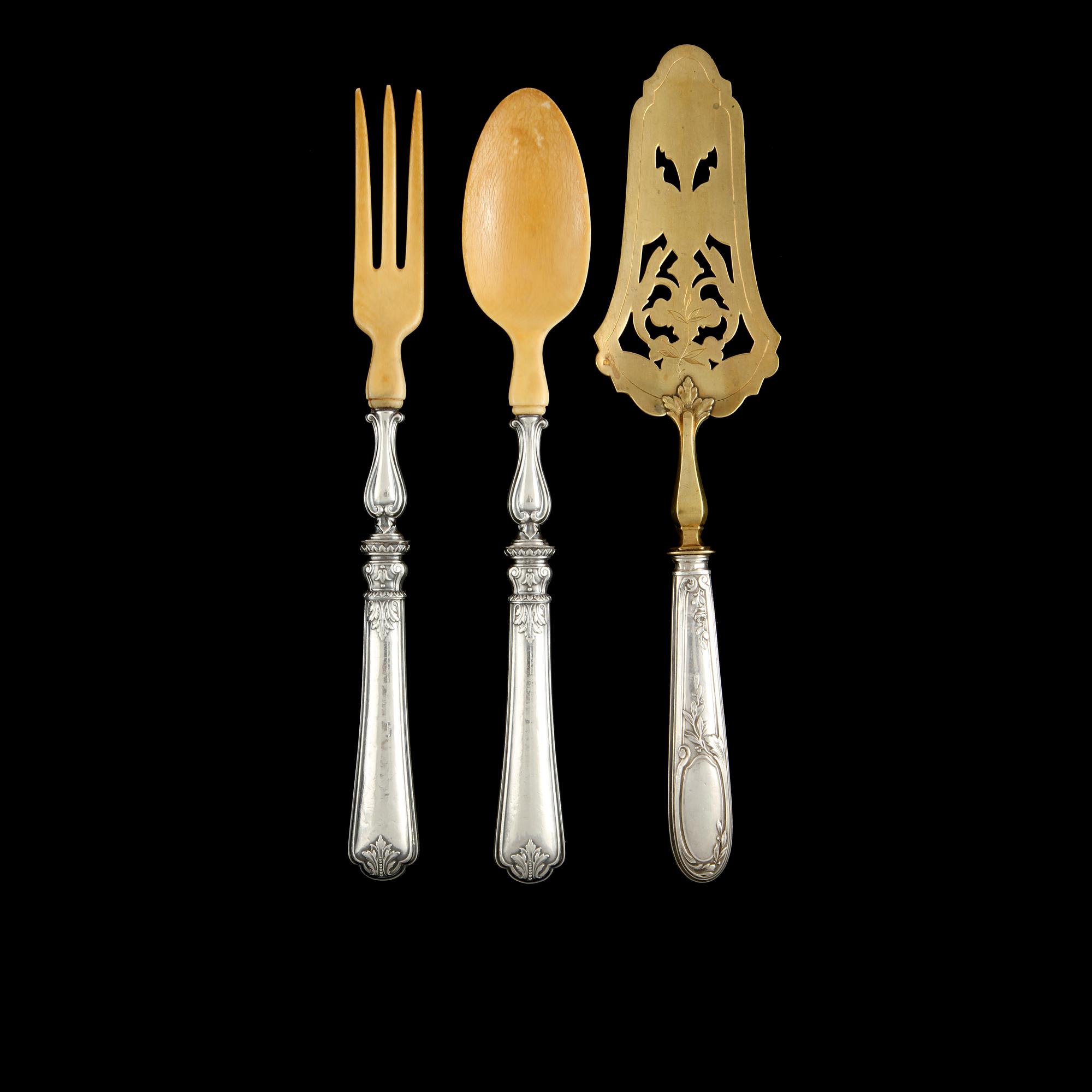 SERVERINGSBESTICK, 3 st, delvis silver, omkring sekelskiftet 1900. Vikt 265 g.