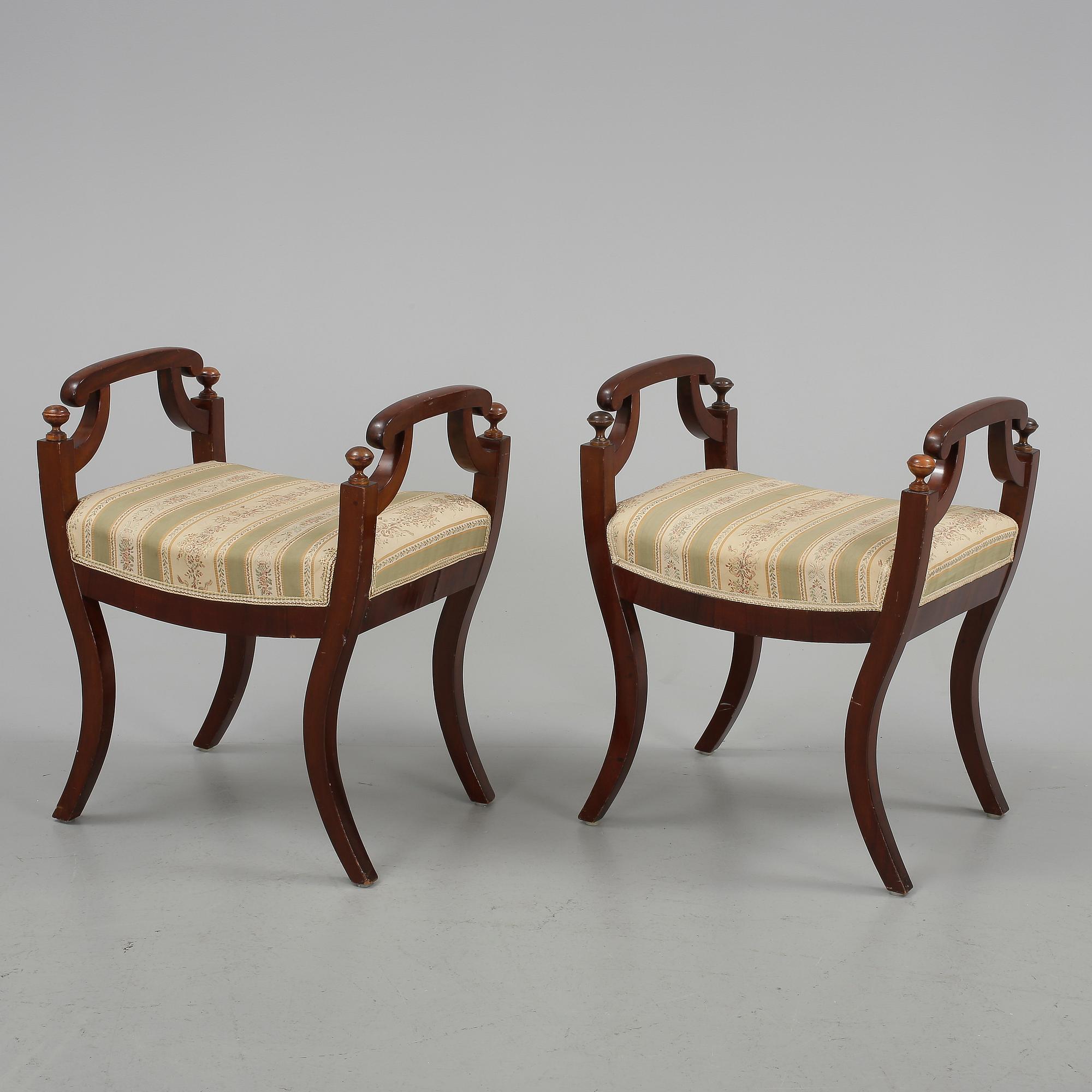 TABURETTER, ett par, den ena märkt Iv. vo, Karl-Johan, 1800-tal.