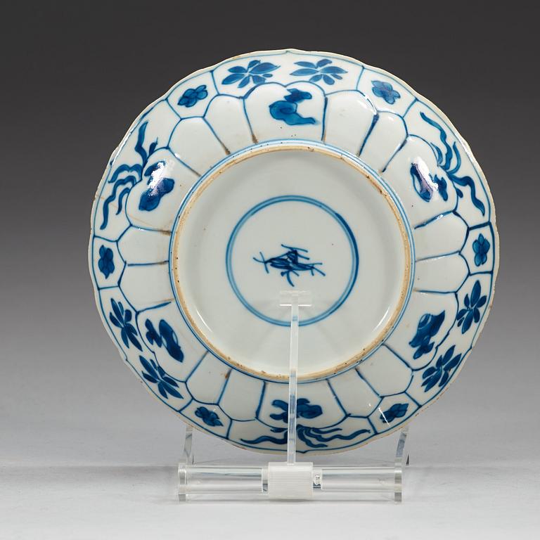 A set of three blue and white dishes with four-clawed dragons, Qing dynasty, Kangxi (1662-1722).