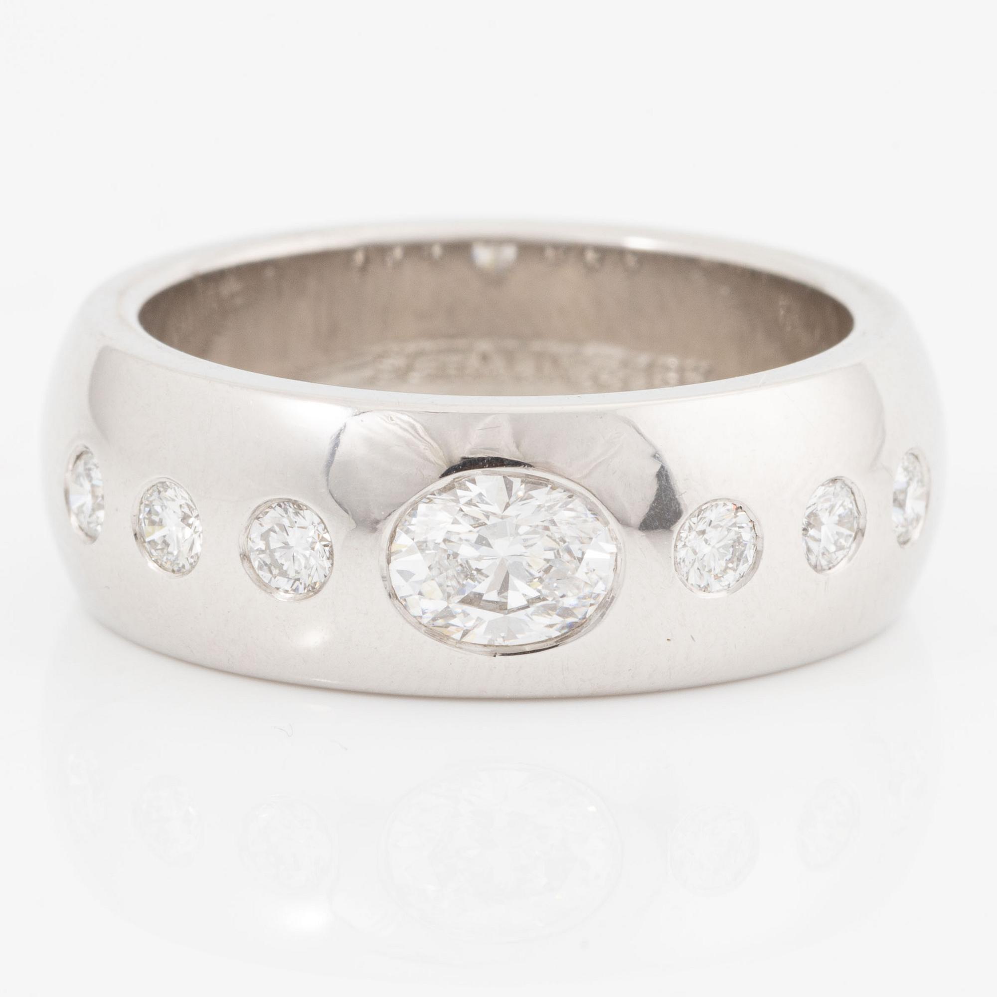 Ring, Schalins, 18K vitguld med ovalslipad diamant och briljantslipade diamanter.