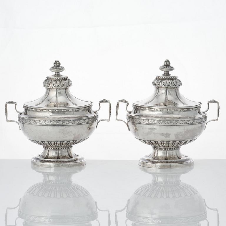 Arvid Floberg, såsterriner med lock och fat, ett par, silver, Stockholm 1780. Gustavianska.