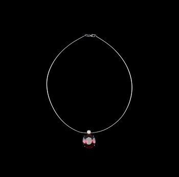 488. KAULAKORU, granaatti n. 30 ct, briljanttihiottu timantti n. 0.52 ct. Paino 12 g.