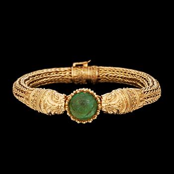 1007. A circa 10.00 cts cabochon-cut emerald bracelet.