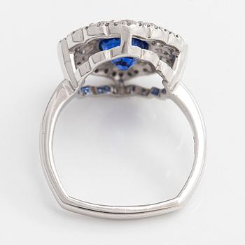 Ring, platina med en oval obehandlad safir, Sri Lanka, och briljantslipade diamanter. GRS-sertifikat.