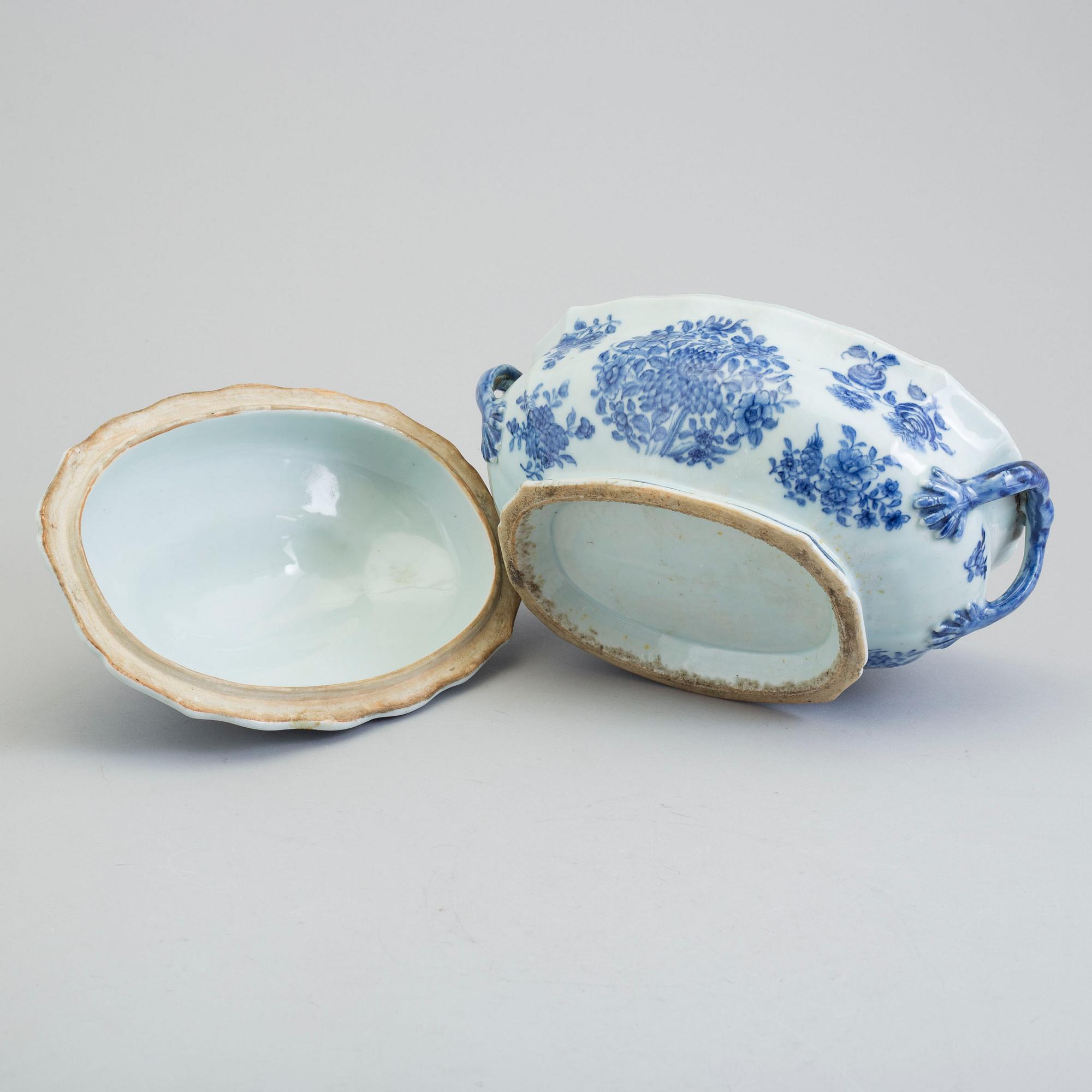 A blue and white export porcelain tureen with cover, Qing dynasty, Qianlong (1736-95).
