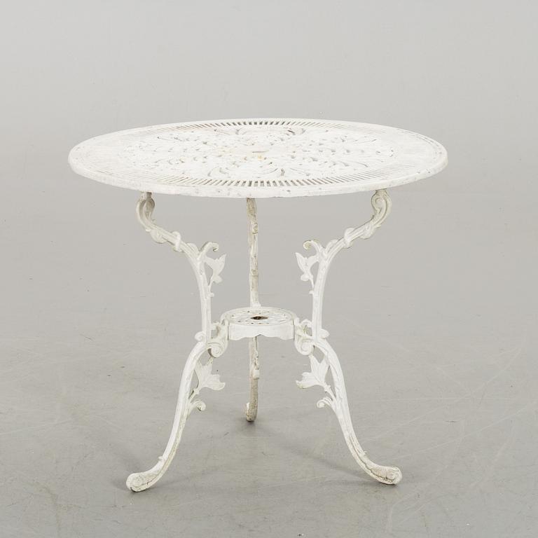 TRÄDGÅRDSMÖBLER, BORD samt FYRA STOLAR, sekelskiftet 2000.