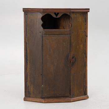 Hörnskåp, allmoge, 1700/1800-tal.