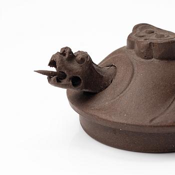 A group of three Chinese yixing teapots, 1980s.