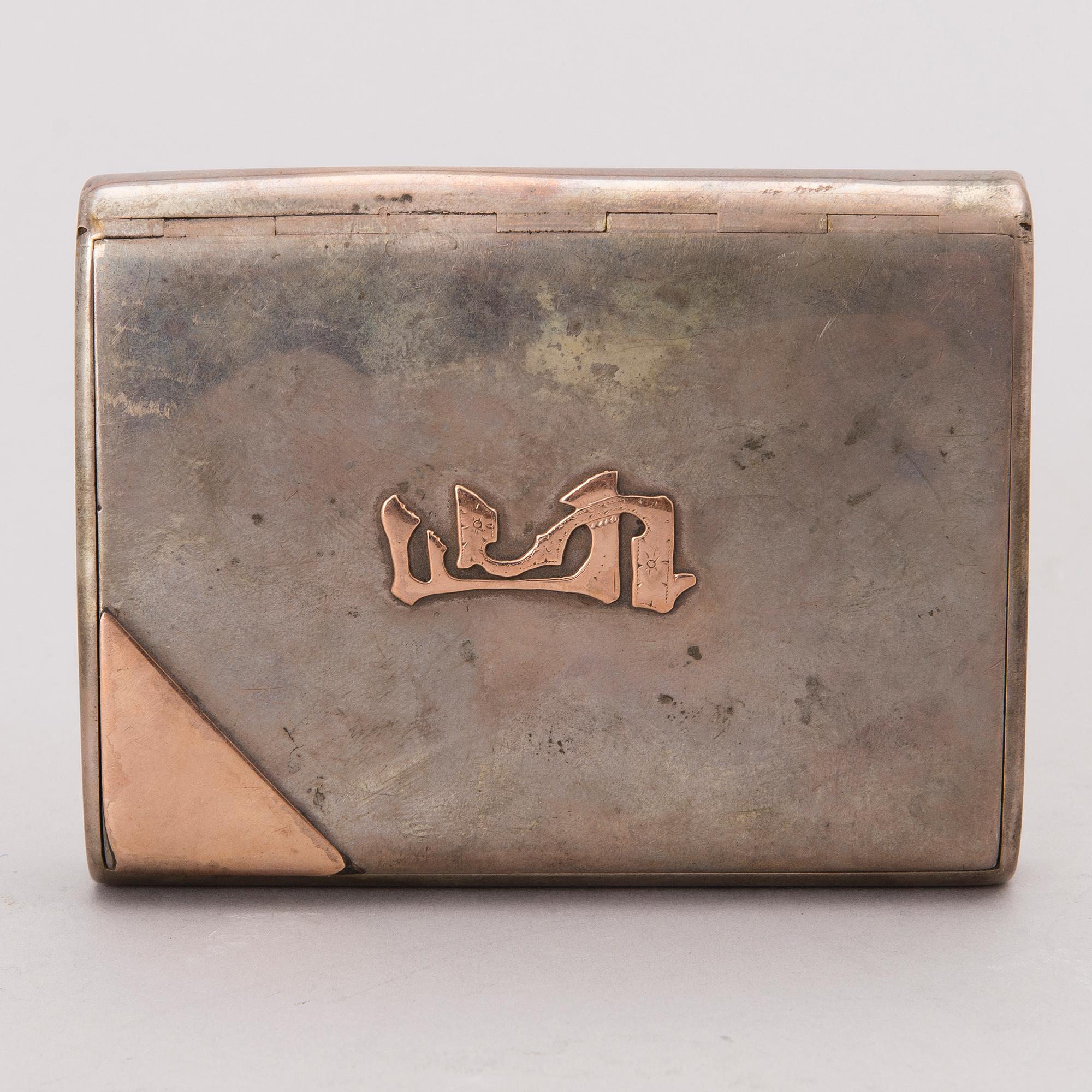 A cigarette case in silver (875) and gold, early 20th Century.