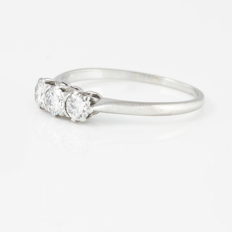 RING, 18K vitguld med 3 briljantslipade diamanter 0.51 ct, kattfotstämplad. Vikt 2,8 gram.
