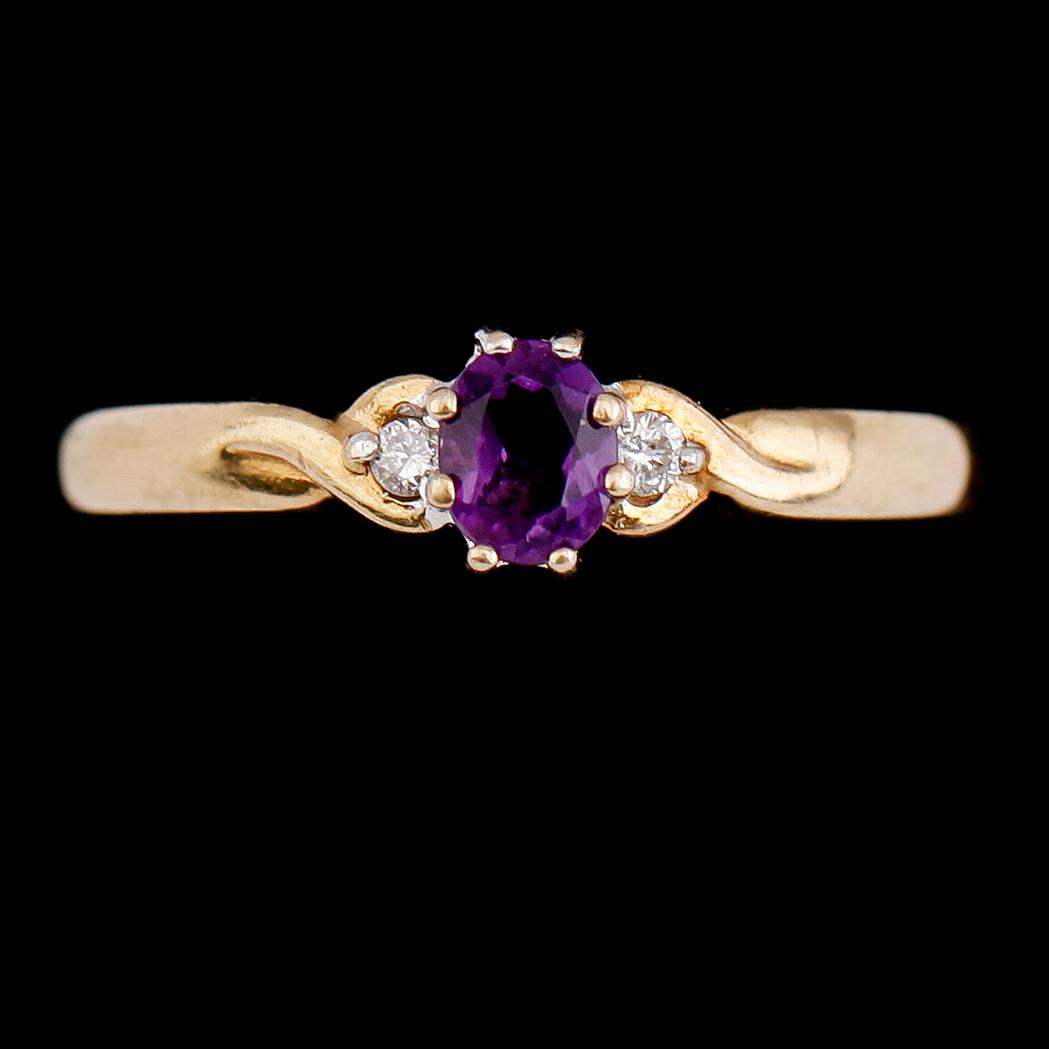 RING, 9 k guld med ametister och 2 små diamanter. Vikt ca 2 gram.