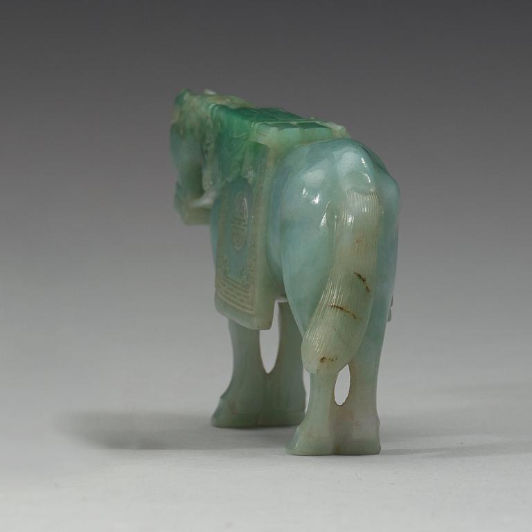 A carved figure of a horse, late Qing dynasty (1644-1912).
