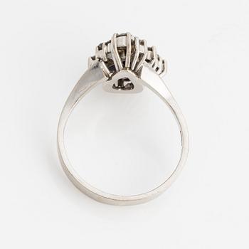 Ring 18K vitguld med droppformad safir och briljantslipade diamanter.